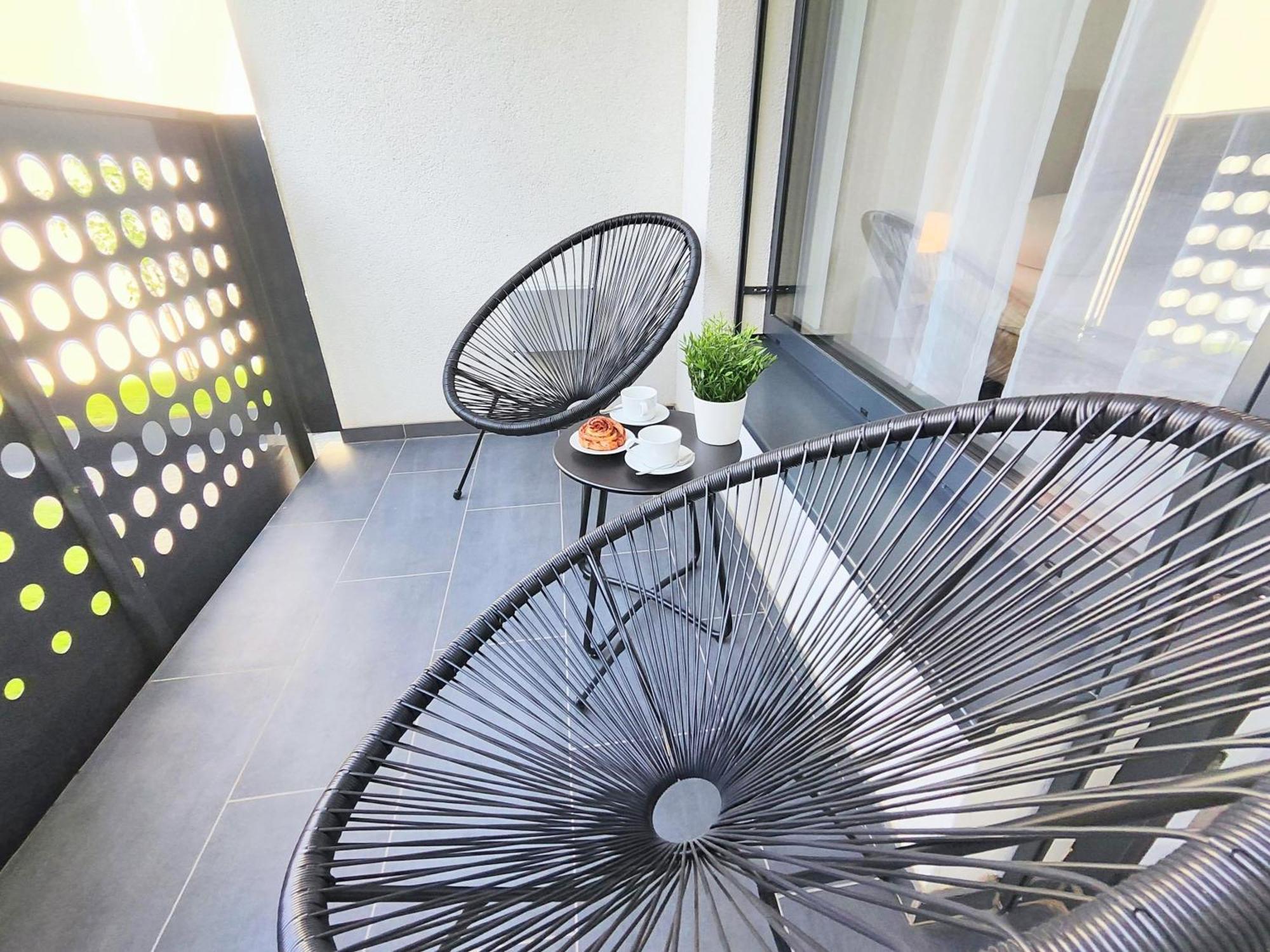Ferienwohnung Wings - Brand New - Presidential Garden - Free Parking Pressburg Exterior foto