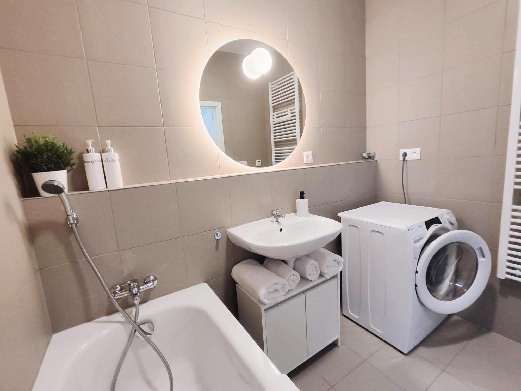 Ferienwohnung Wings - Brand New - Presidential Garden - Free Parking Pressburg Exterior foto