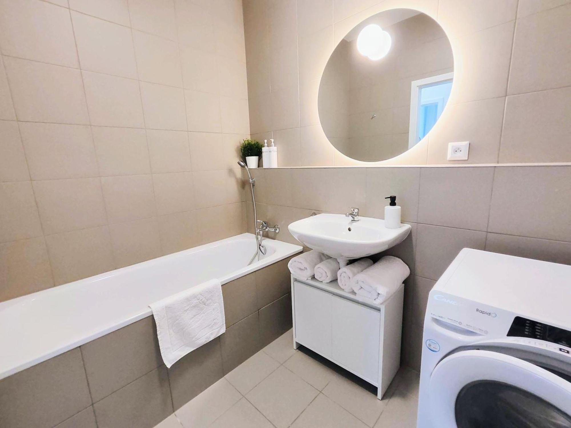 Ferienwohnung Wings - Brand New - Presidential Garden - Free Parking Pressburg Exterior foto