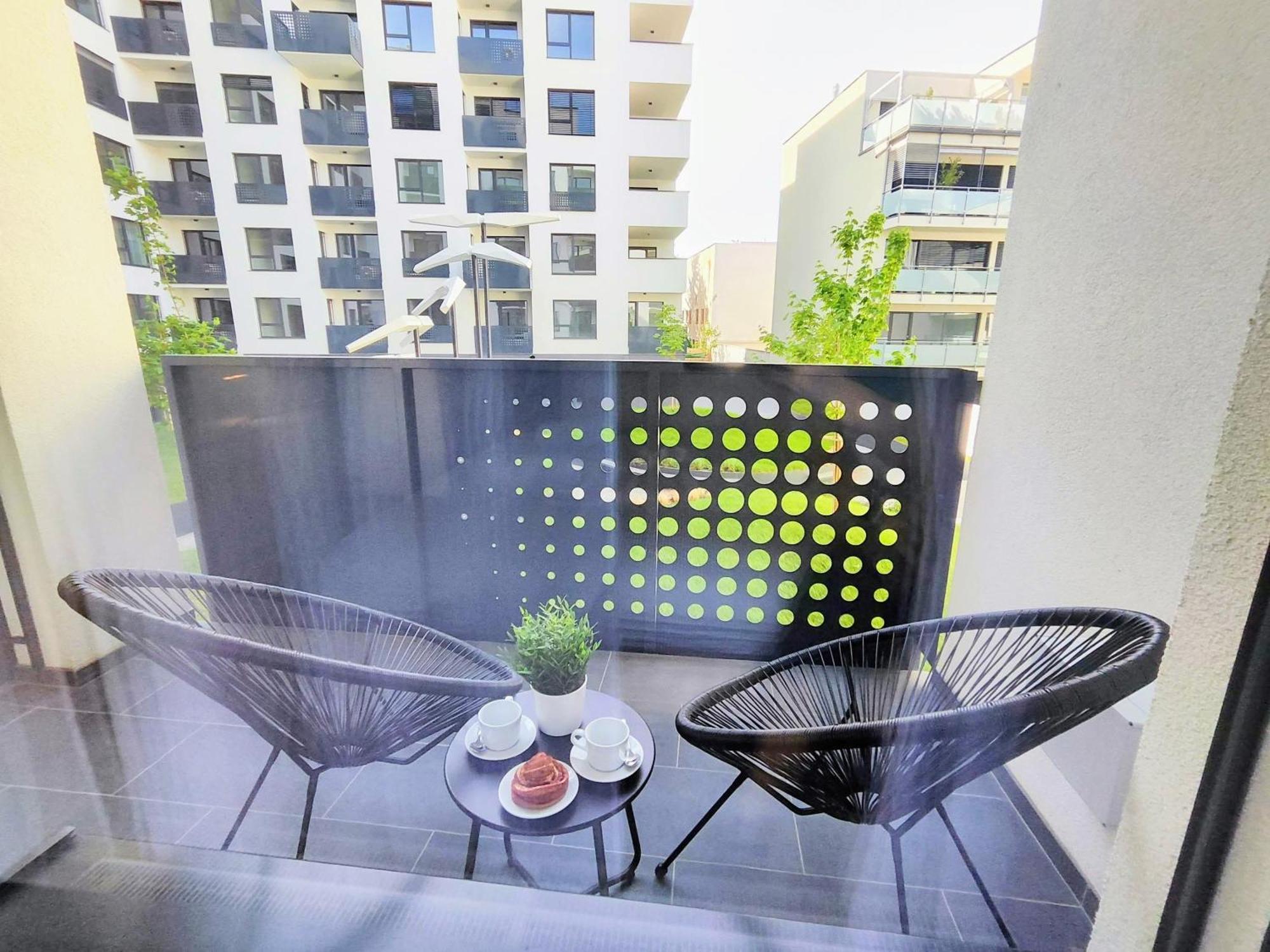 Ferienwohnung Wings - Brand New - Presidential Garden - Free Parking Pressburg Exterior foto